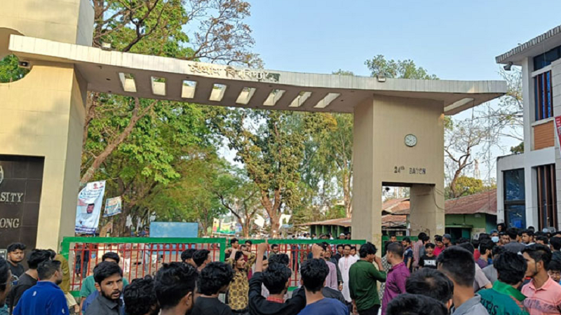 শিক্ষার্থীর ওপর স্থানীয়দের হামলার প্রতিবাদে চবির মূল ফটকে তালা